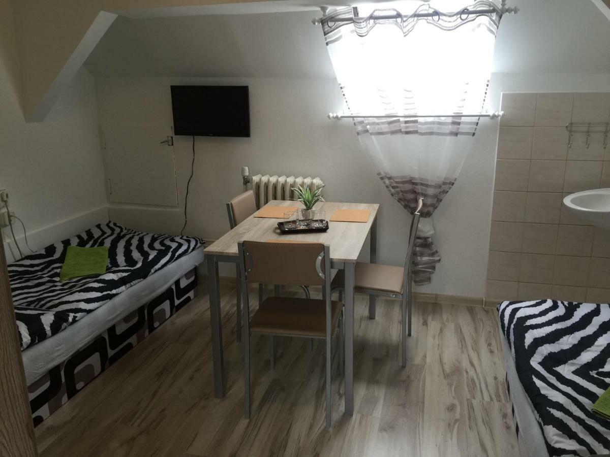 Spacince Guesthouse Zuzana מראה חיצוני תמונה